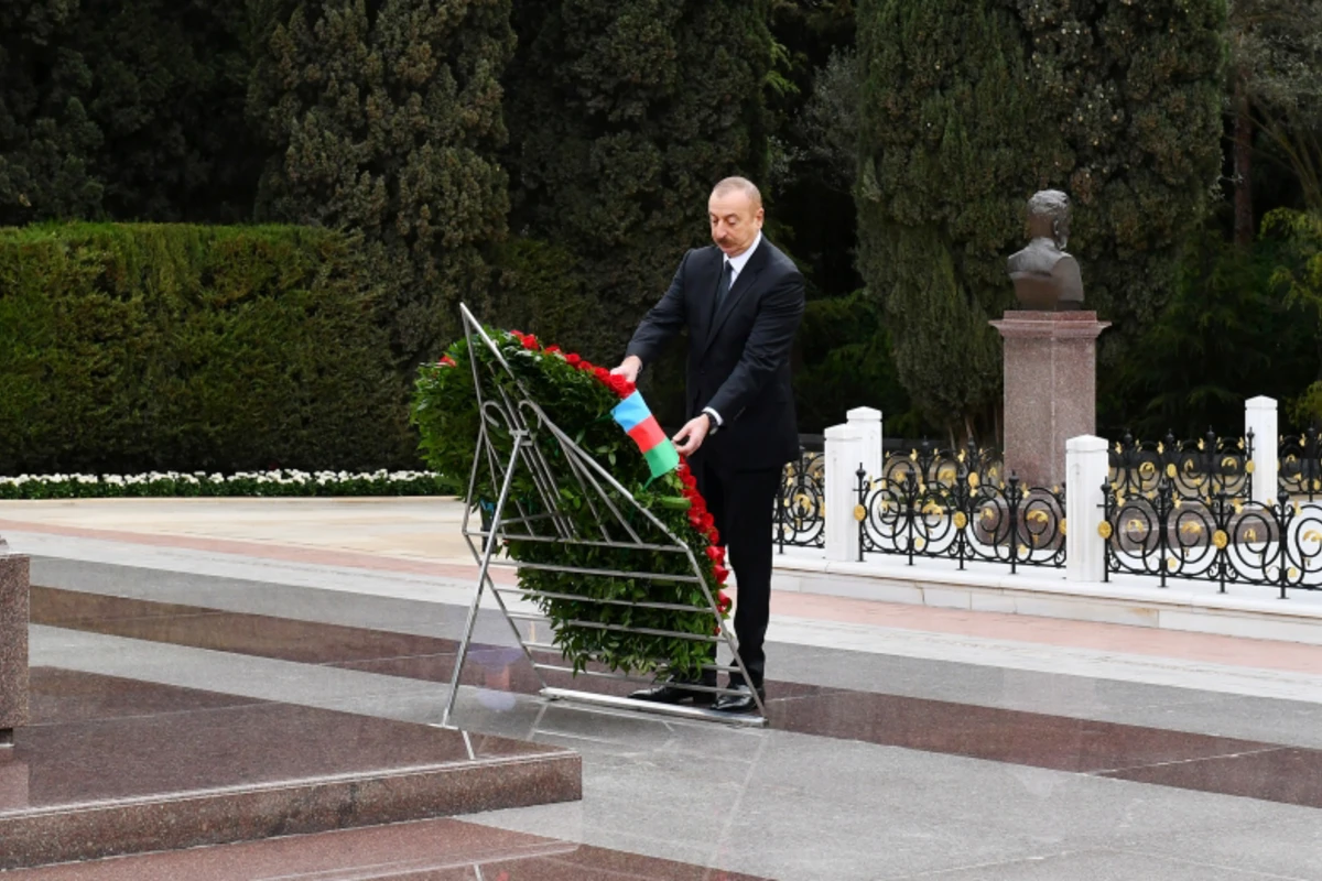 Prezident İlham Əliyev və birinci xanım ulu öndər Heydər Əliyevin məzarını ziyarət ediblər - YENİLƏNİB