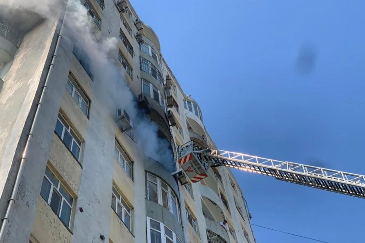 Bakıda çoxmərtəbəli yaşayış binasındakı yanğın söndürülüb - YENİLƏNİB - VİDEO