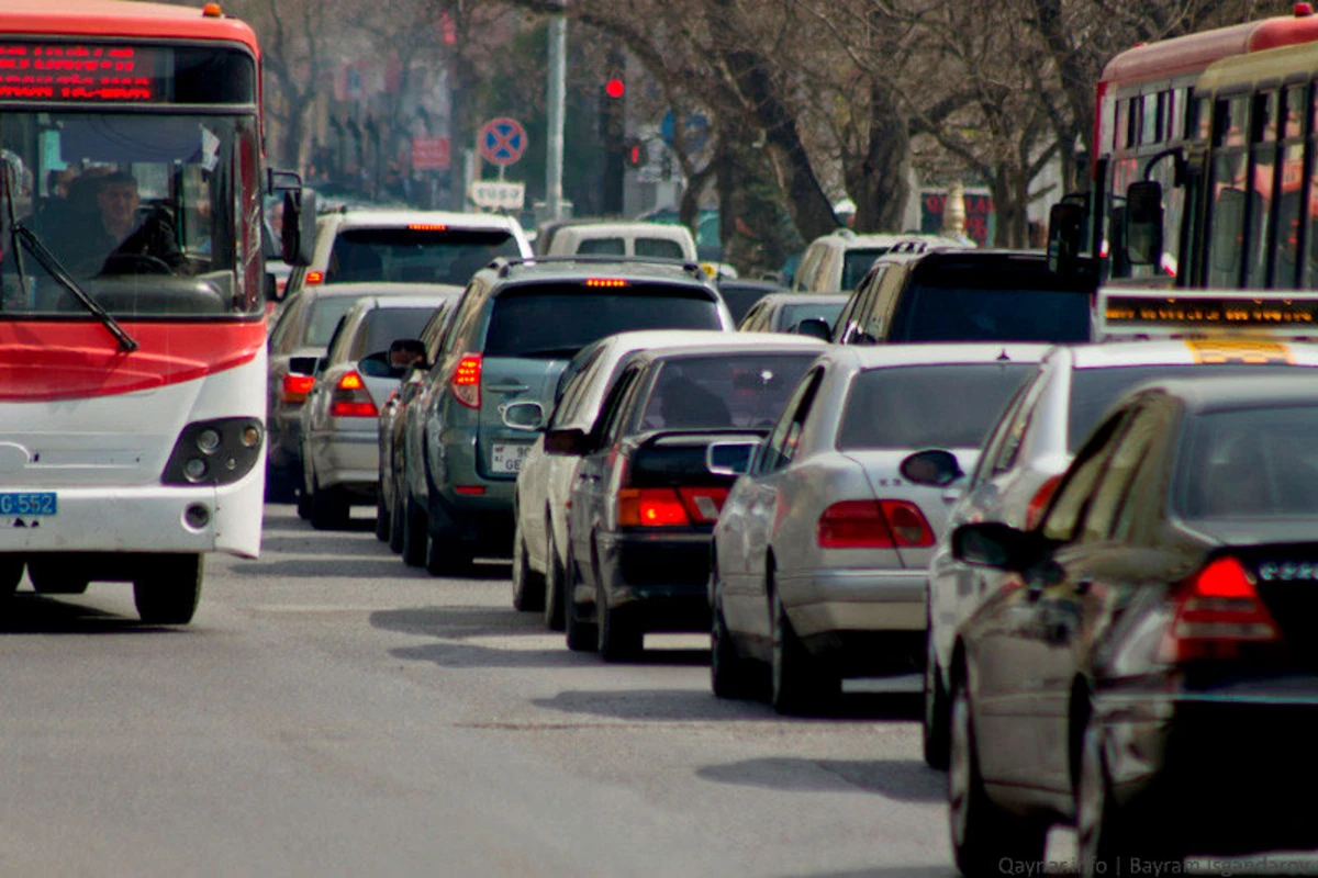 Bakıda 148 avtobus tıxacda qalıb