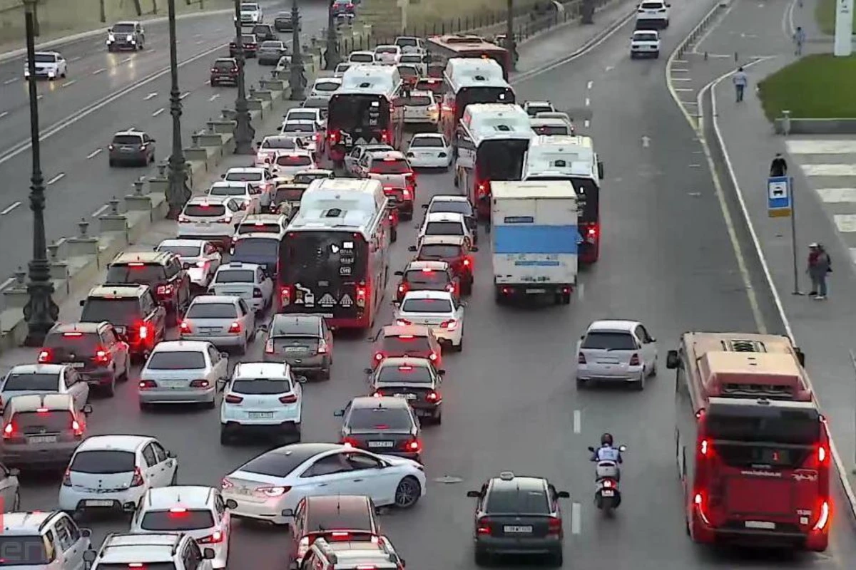 Sərnişinlərin NƏZƏRİNƏ: Bakıda onlarla avtobus tıxacda qaldı