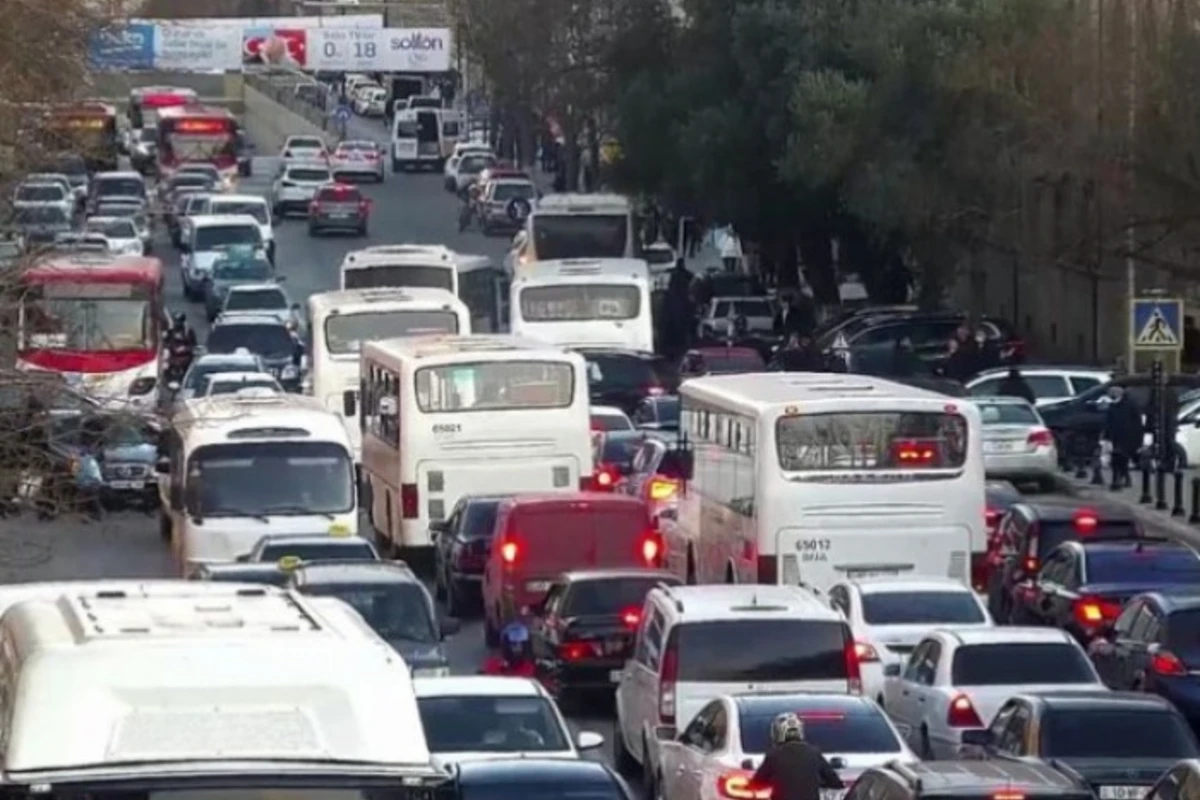 Sürücülərin NƏZƏRİNƏ: Bakının bu yollarına girməyin - SİYAHI