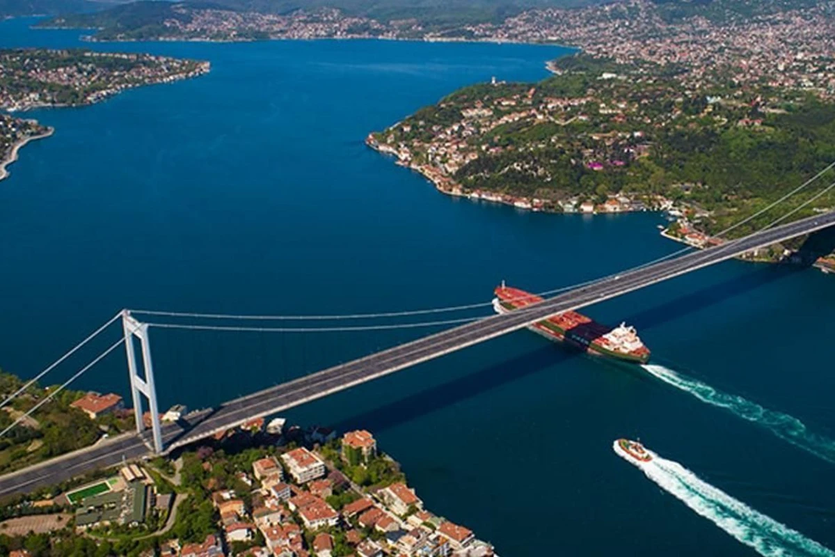 İstanbul boğazında iki gəmi toqquşub - FOTO