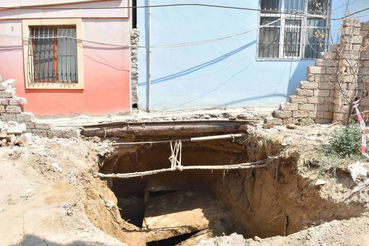 Bakıda təzyiqli magistral su kəmərində qəza baş verib - FOTO