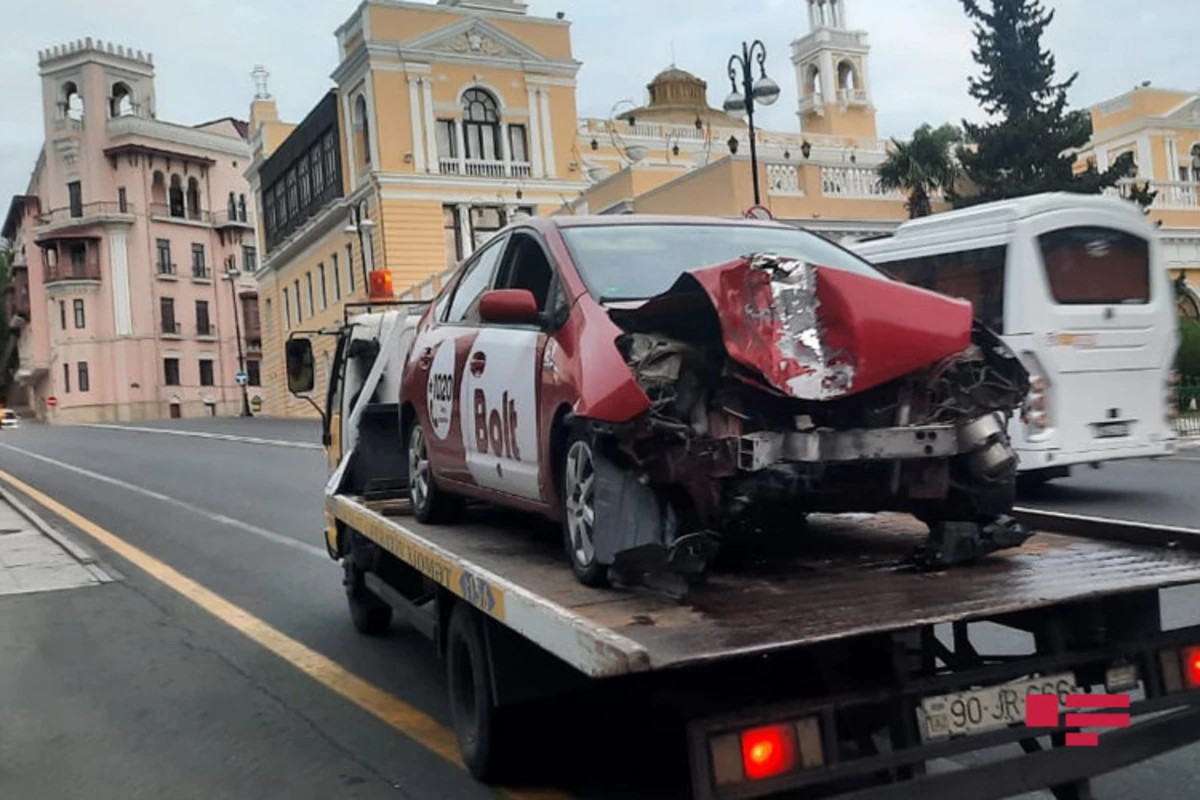 Yuxulayan Prius” sürücüsü işıq dirəyinə çırpıldı - FOTO