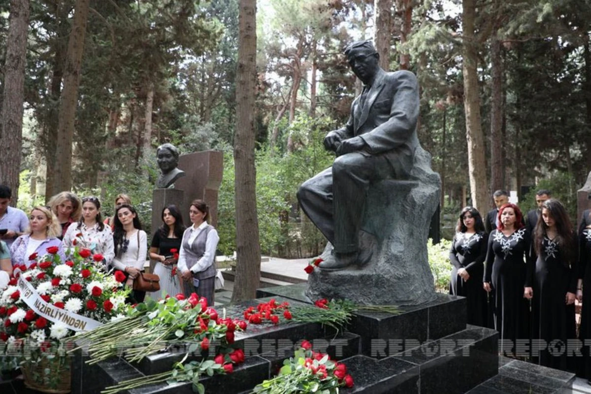 Üzeyir Hacıbəylinin məzarı ziyarət olunub - FOTO