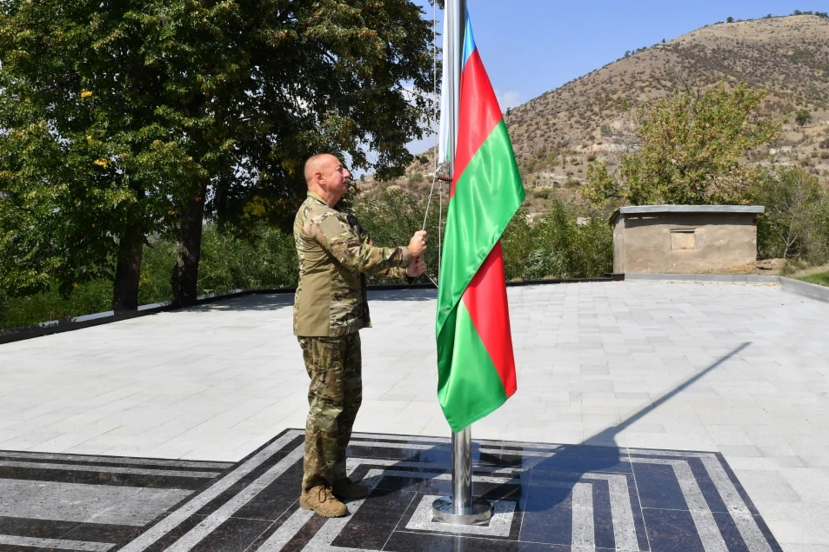 Prezident İlham Əliyev Laçın şəhərində Azərbaycan Bayrağını ucaldıb - FOTO