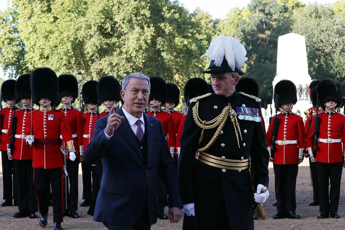 Türkiyə və Britaniya müdafiə nazirləri görüşüb - FOTO