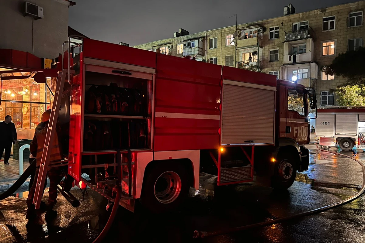 Bakıda beşmərtəbəli yaşayış binasında yanğın olub - FOTO/VİDEO