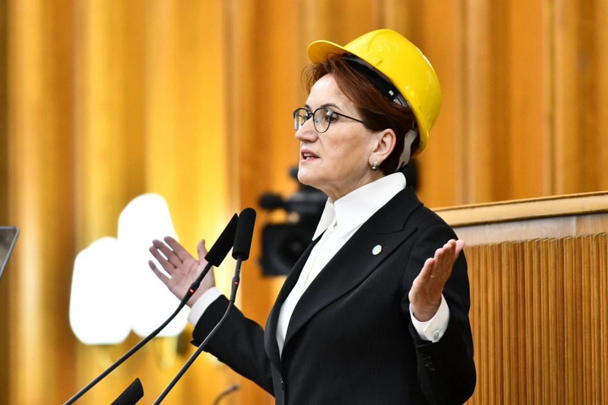 Meral Akşener tribunaya mədənçi dəbilqəsi ilə çıxıb - FOTO