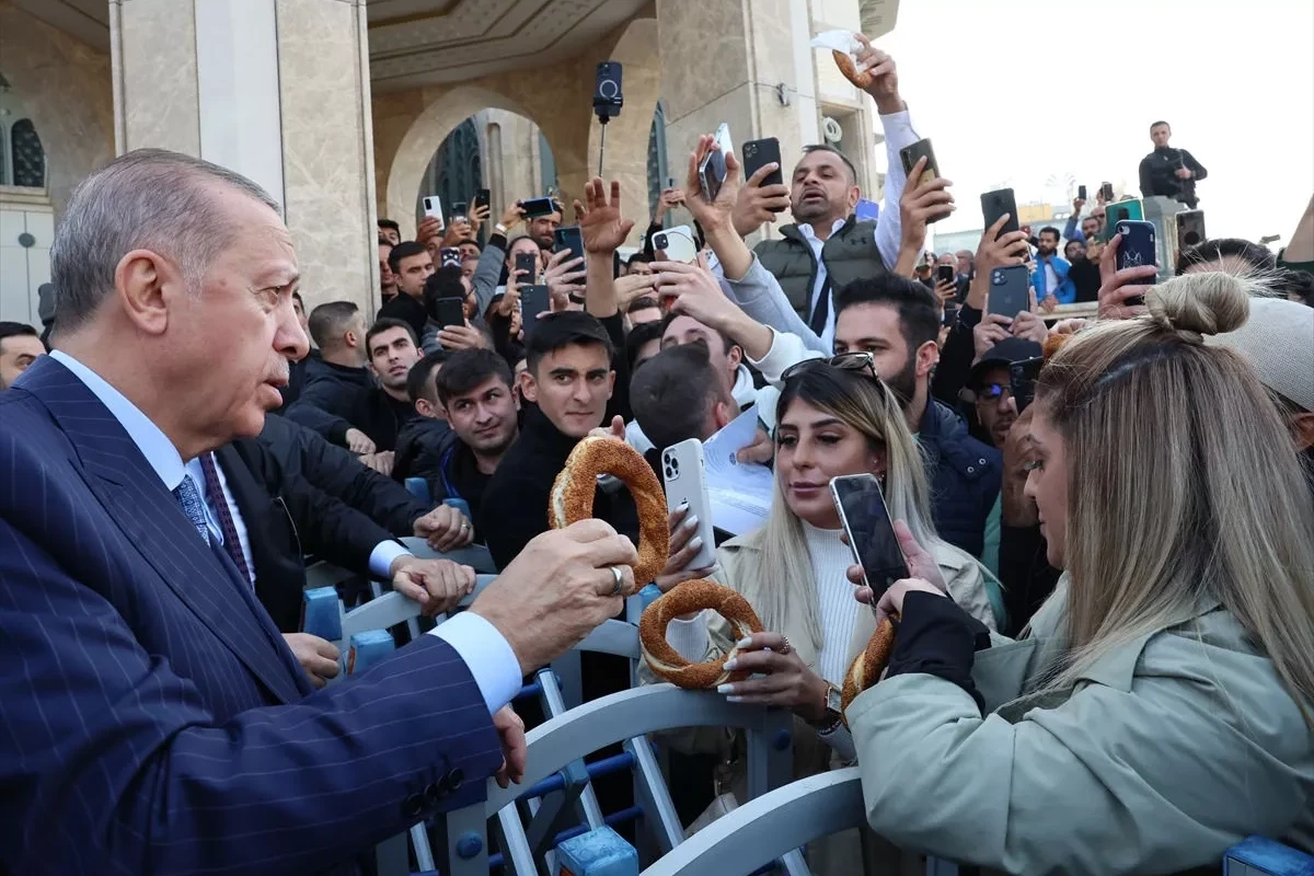 Ərdoğan vətəndaşlara simit payladı - FOTO