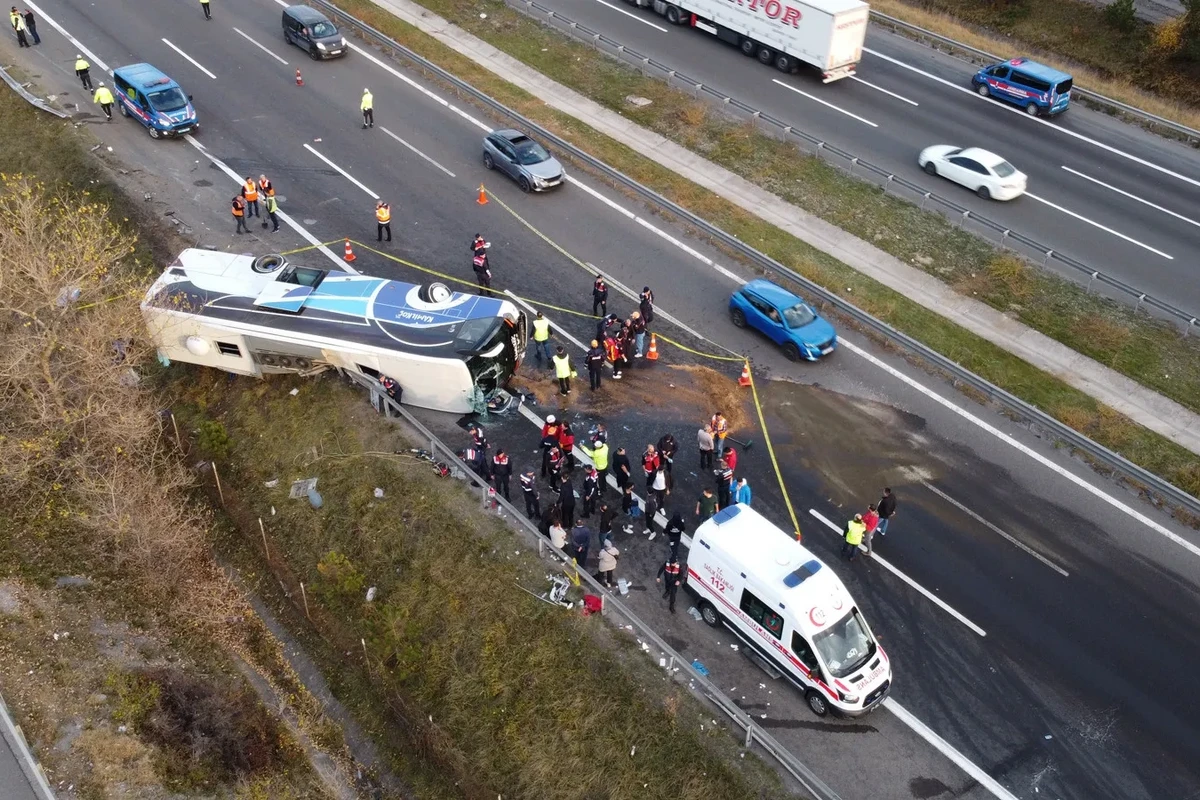 Türkiyədə sərnişin avtobusu aşdı: 3 ölü, 32 yaralı - FOTO/VİDEO