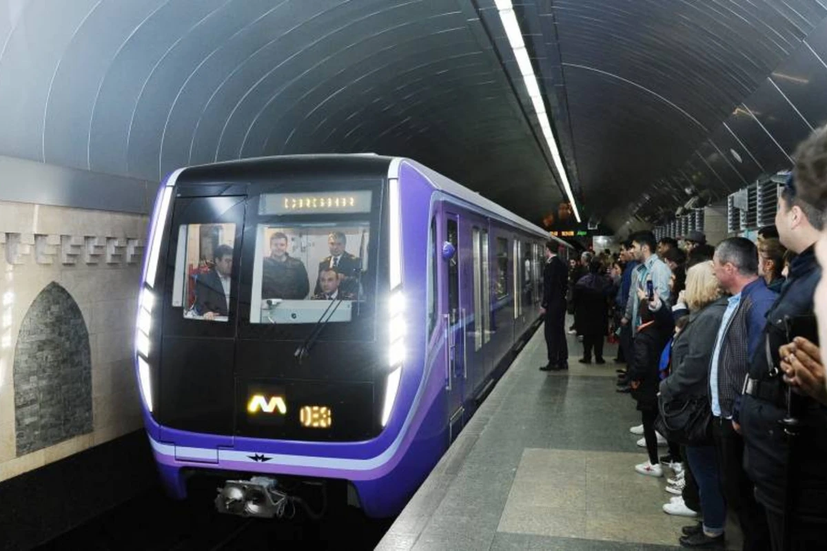 Metroda GƏRGİN ANLAR - Sərnişinlər qatardan düşürüldü