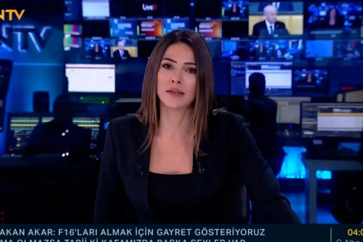 NTV-nin aparıcısı zəlzələ zamanı canlı yayımda çətin anlar yaşadı - VİDEO