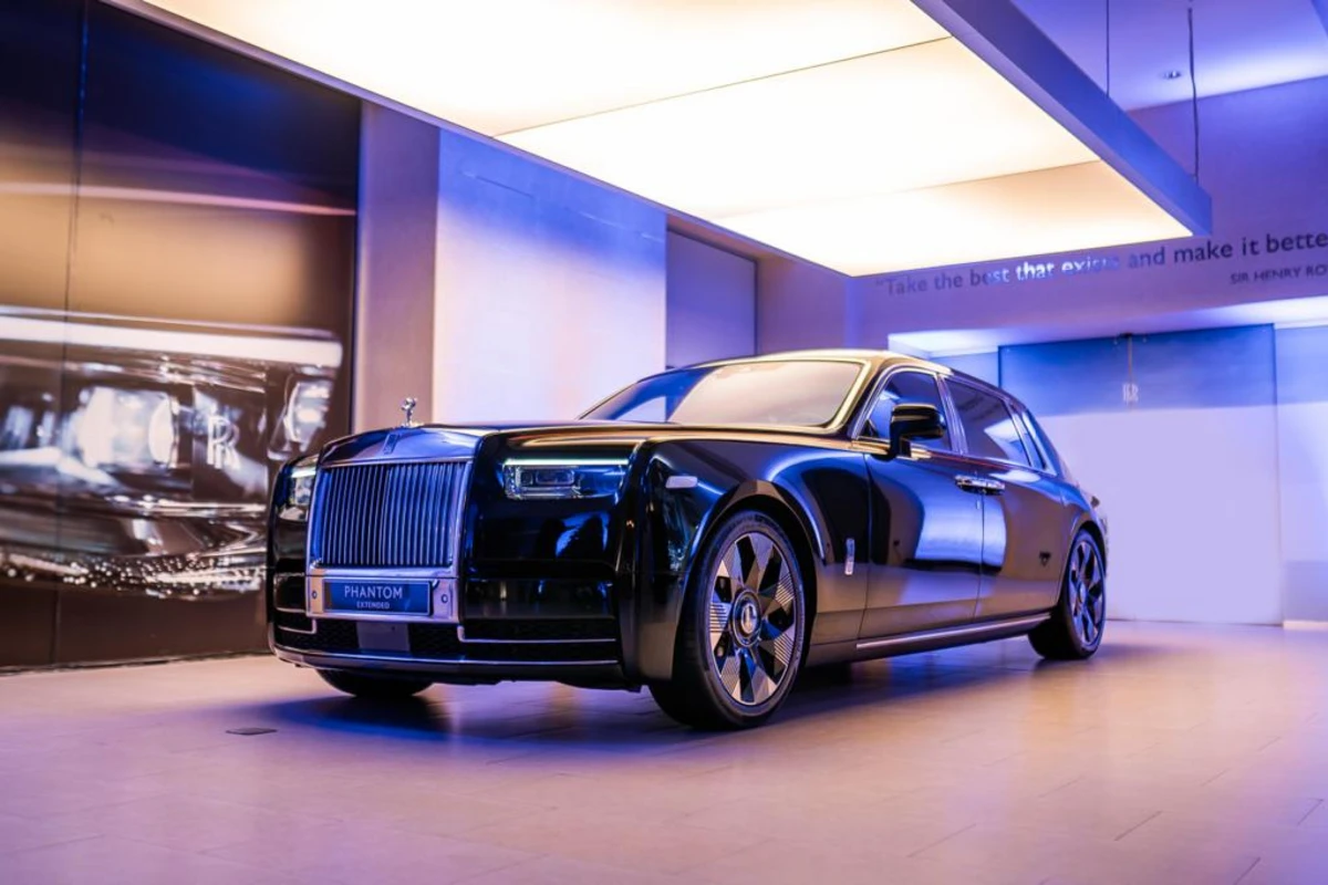 Rolls-Royce Phantomun yeni təcəssümü Rolls-Royce Motor Cars Baku salonunda debüt edib - FOTO