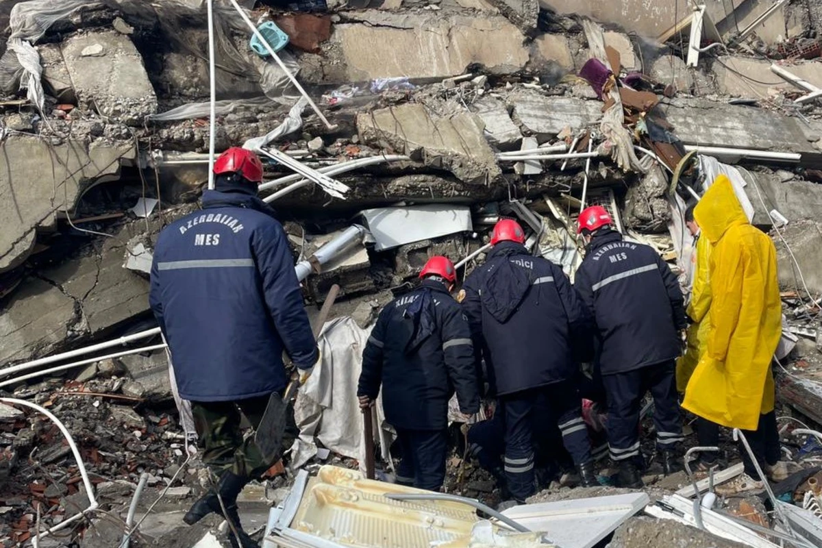 Azərbaycan xilasediciləri Türkiyədə 3 nəfəri dağıntılar altından sağ çıxarıb - FOTO