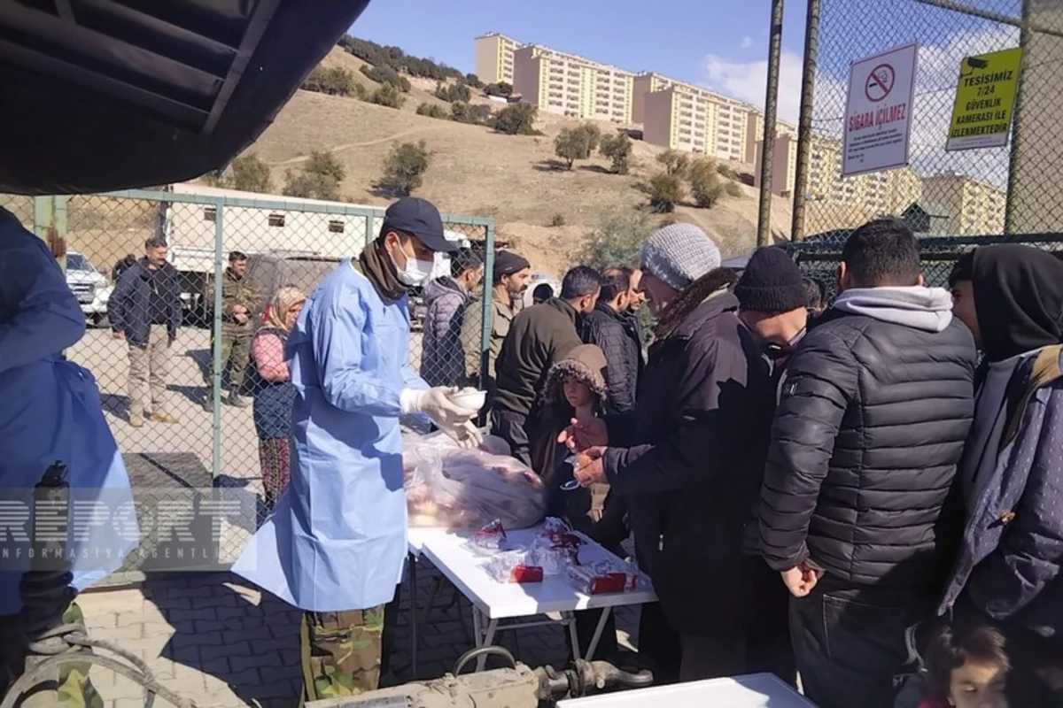 Azərbaycanın xilasediciləri Kahramanmaraşda səhra mətbəxi qurub, zərərçəkmişlərə yeməklər hazırlanıb - FOTO