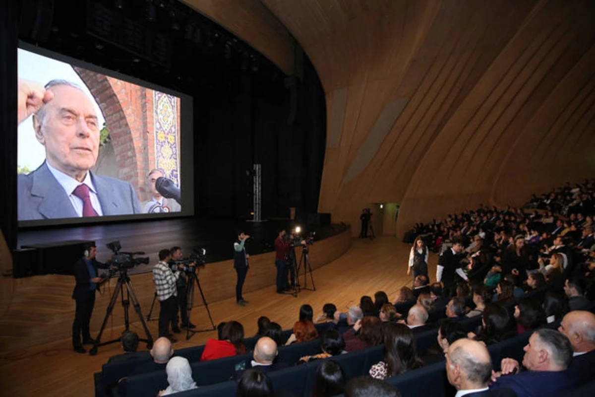 Heydər Əliyev Mərkəzində “Ölülər” pyesi anşlaqla izlənildi - FOTO