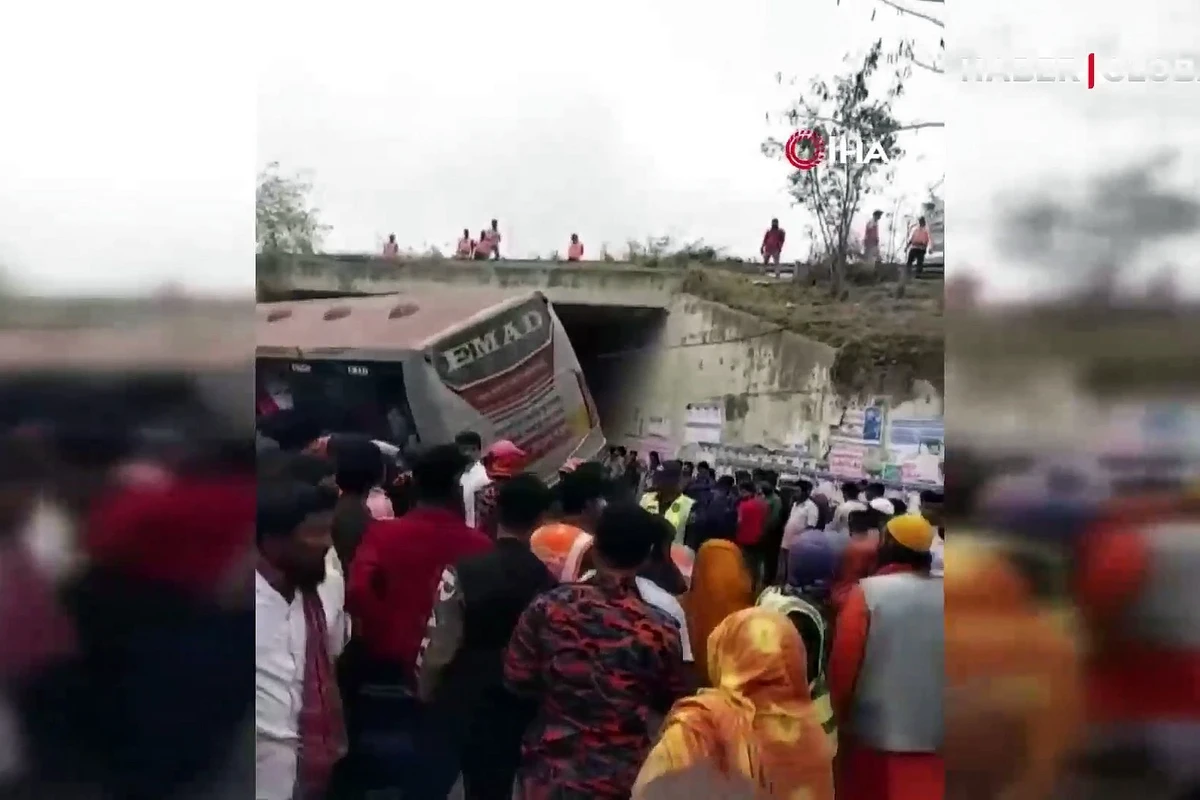 Banqladeşdə avtobus aşdı: Çox sayda ölən var - VİDEO