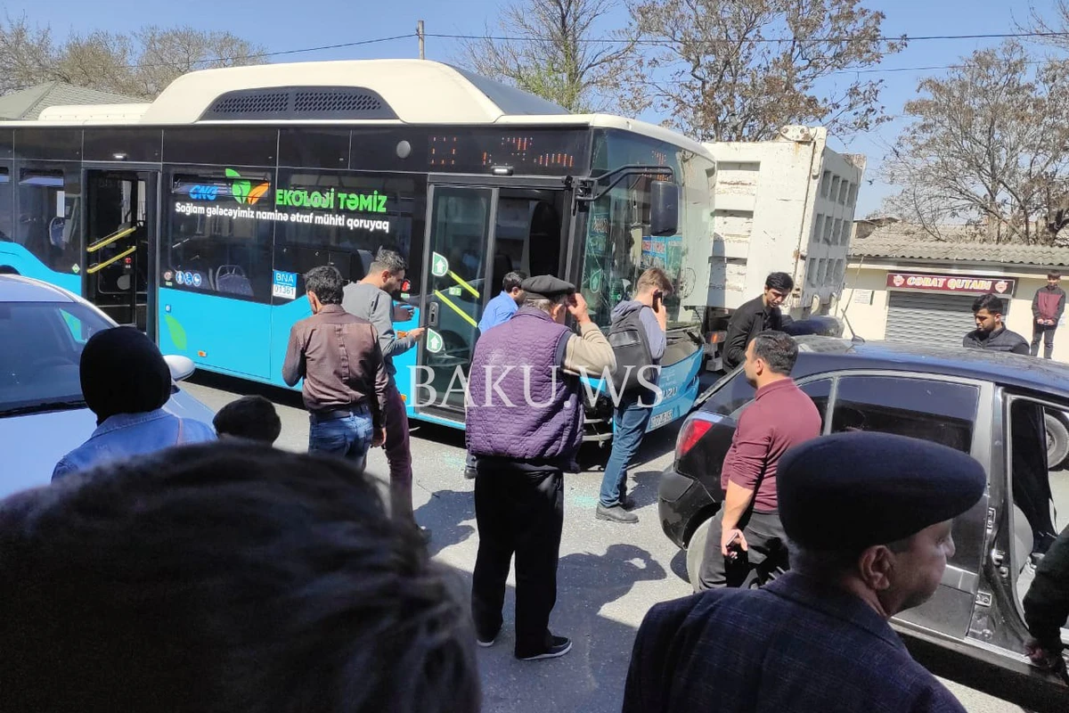 Bakıda sərnişin avtobusu qəzaya uğradı - Xəsarət alanlar var - FOTO