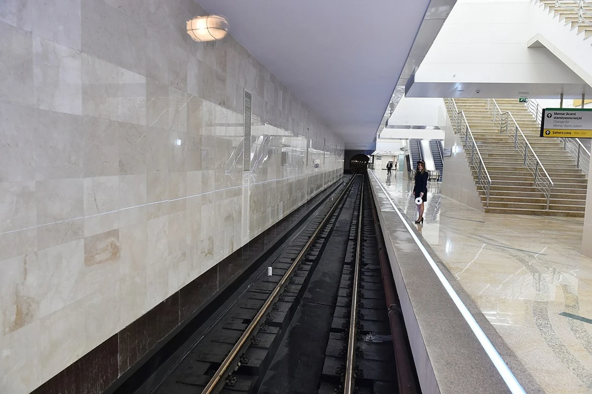 Bakı metrosunda qorxulu anlar - Sərnişin stansiya yoluna düşüb