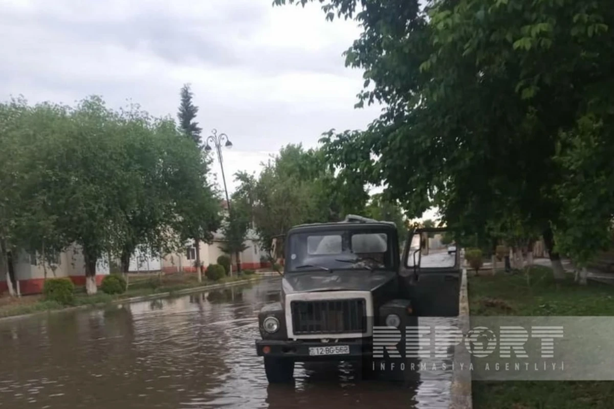 Biləsuvarda leysan və külək bir sıra fəsadlar törədib - FOTO