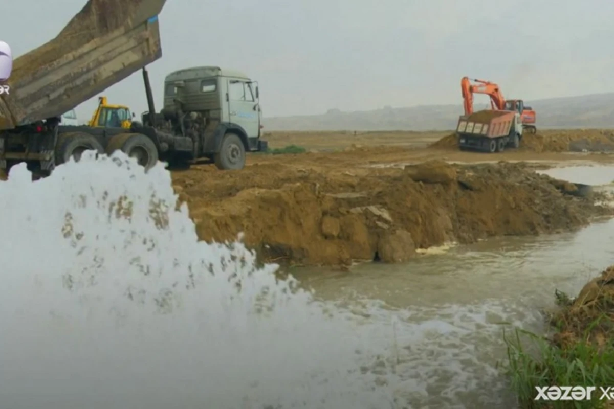 Suyun tapılmayan vaxtı tonlarla su əraziyə axıdıldı - VİDEO