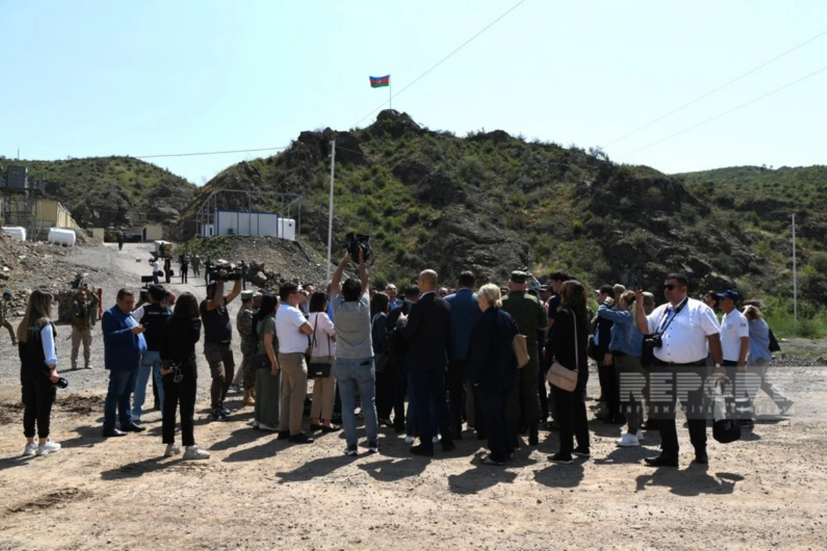 Xarici diplomatlar və hərbi attaşelər Laçın sərhəd-buraxılış məntəqəsində olublar - FOTO