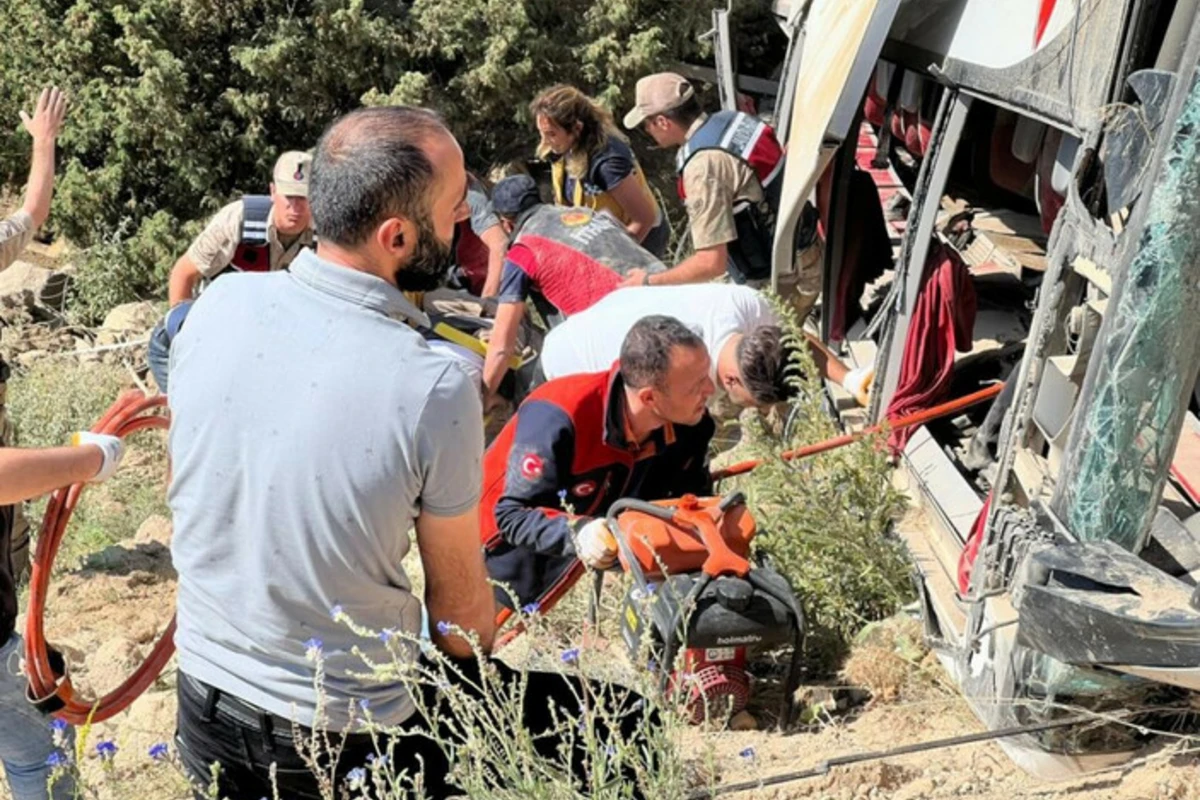 Türkiyədə sərnişin avtobusu 50 metr hündürlükdən aşdı: 7 ölü, 22 yaralı - YENİLƏNİB - VİDEO