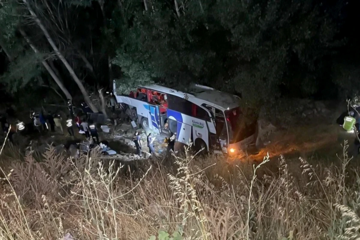 Türkiyədə DƏHŞƏT: Avtobus dərəyə aşdı, 12 nəfər öldü - FOTO