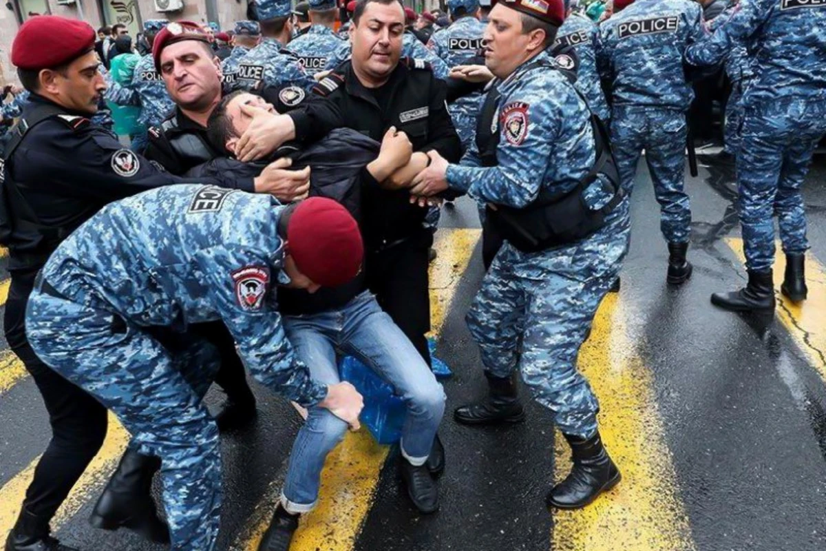 İrəvanda “seçki” tragikomediyası: Ermənilərin yeni sahibi və Moskvanın kürəyinə sancılan xəncər - FOTO