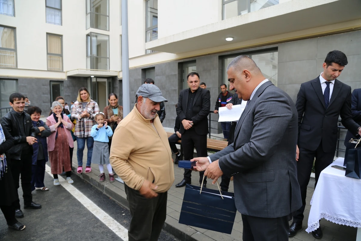 Füzuliyə yola salınan 22 ailəyə mənzillərinin açarları təqdim olunub - YENİLƏNİB + FOTO