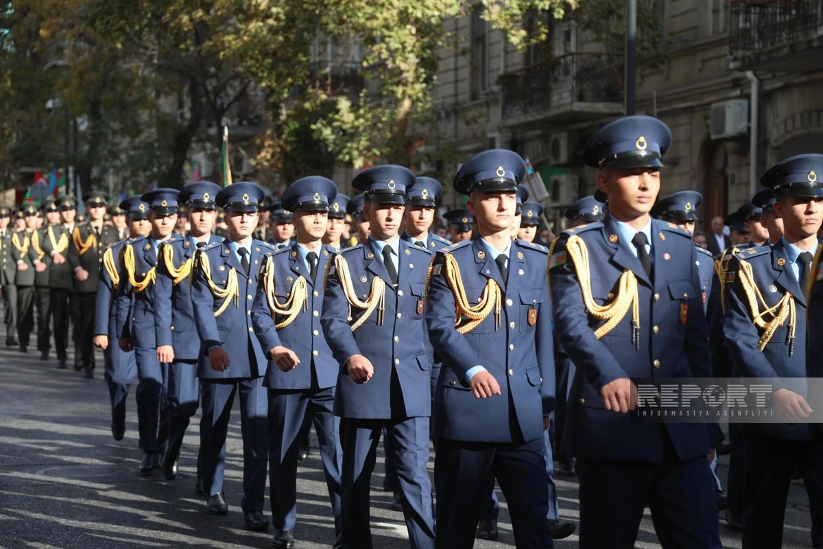 Zəfər Günü münasibətilə Bakıda hərbçilərin yürüşü keçirilib - FOTO/VİDEO - YENİLƏNİB