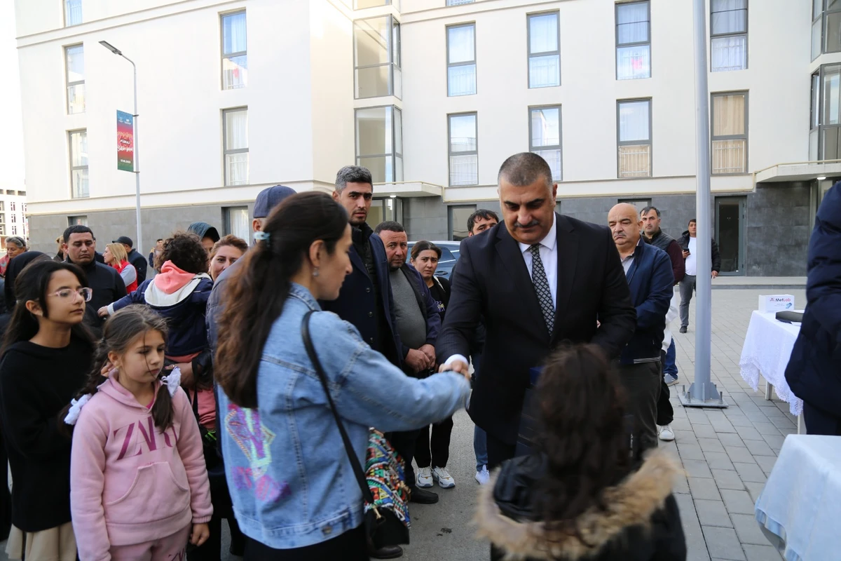 Füzuliyə köçən ailələrə mənzillərinin açarları təqdim edildi - FOTO - YENİLƏNİB