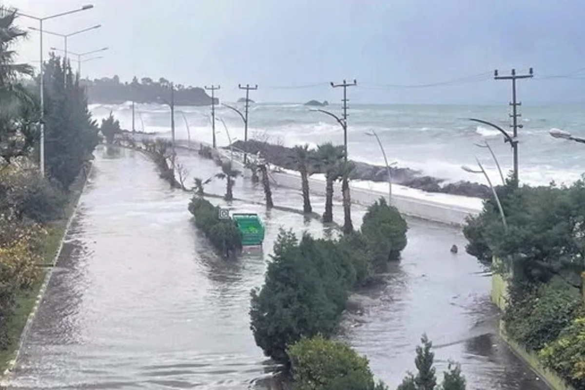 Sahildə fırtına, Şərqdə qar - Türkiyə qeyri-sabit havanın ağuşunda - FOTO