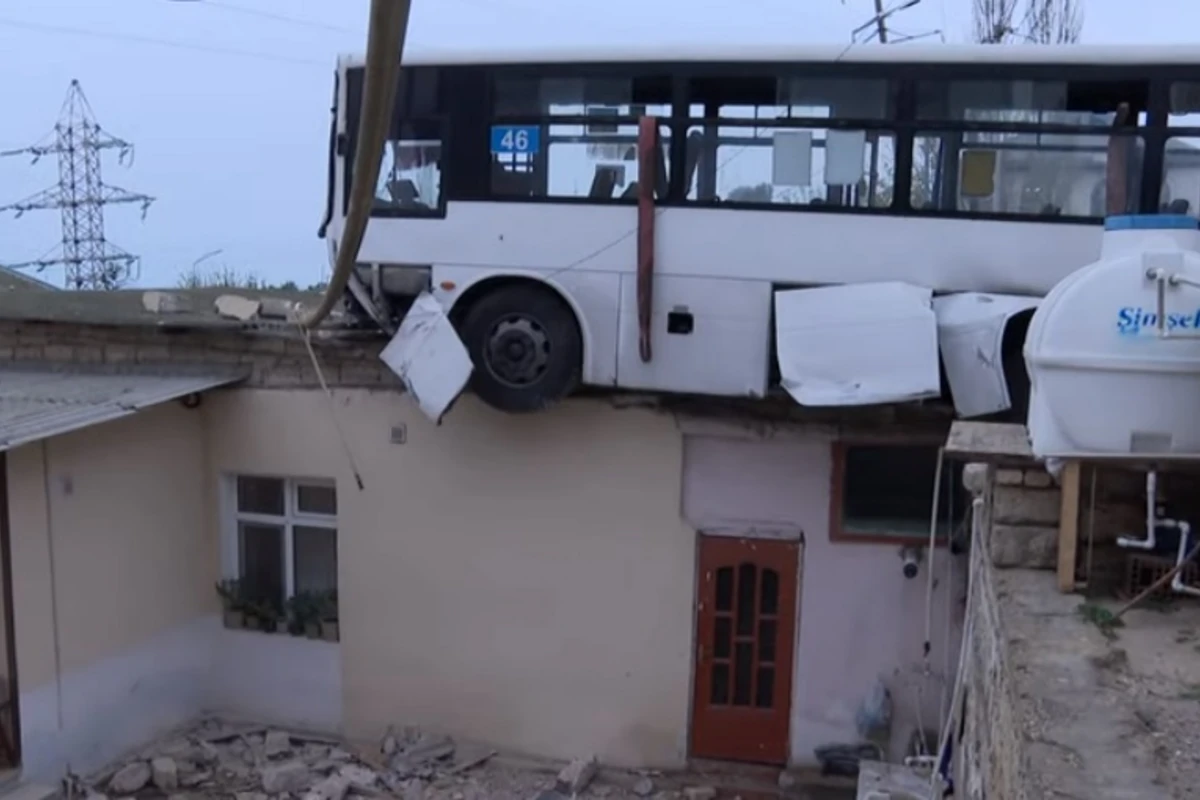 Bakıda sərnişin avtobusu evin üstünə düşdü - VİDEO