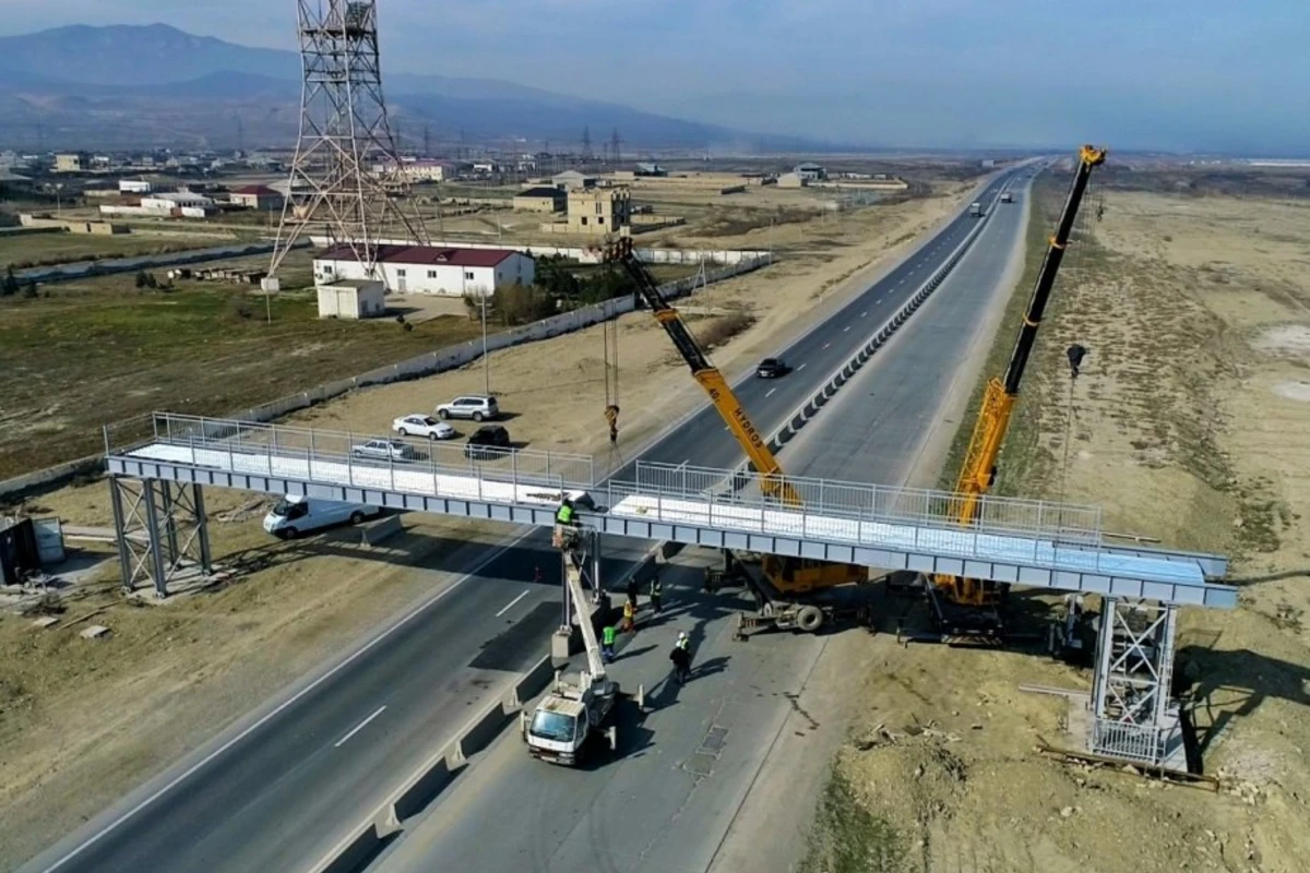 Bakı-Quba yolunda yeni yerüstü piyada keçidi tikilir