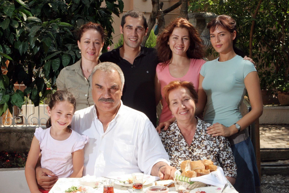 Yaprak dökümünün Hayriyesi son halı ilə gündəm oldu - FOTO