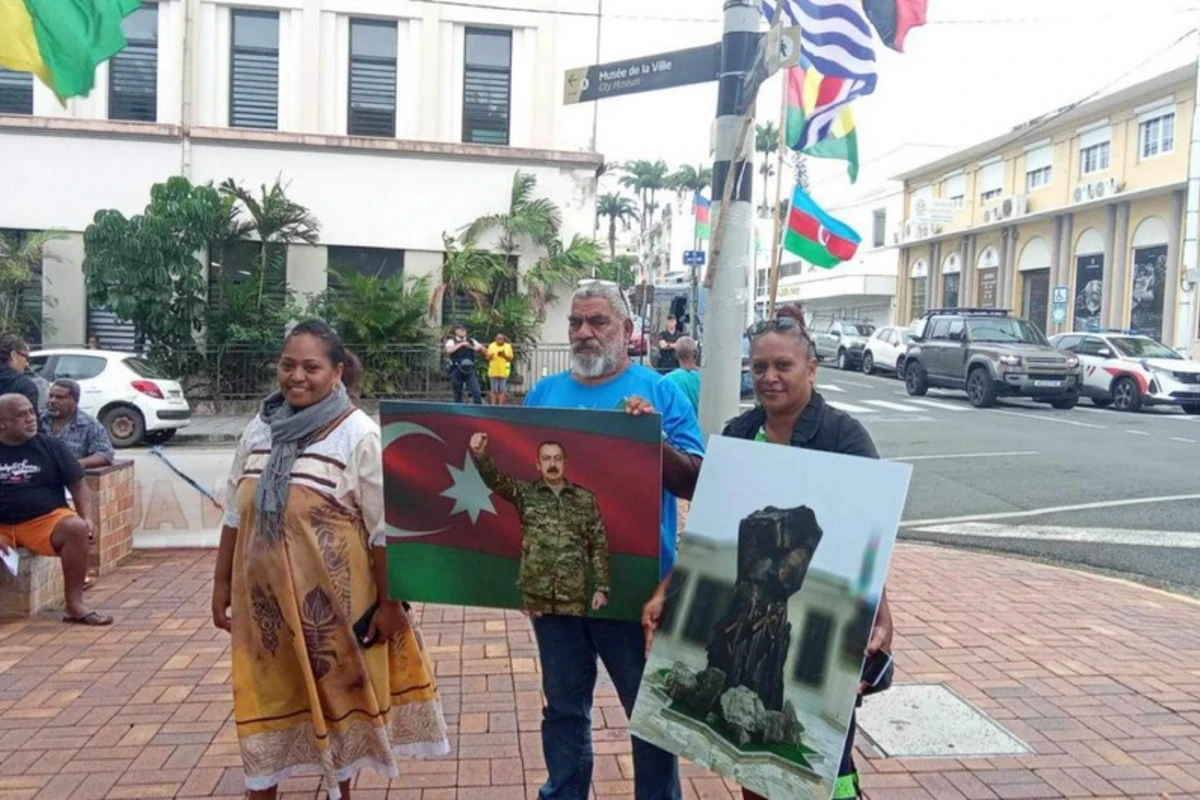 Yeni Kaledoniyada aksiyada Azərbaycan Prezidentinin və Dəmir Yumruğun plakatları qaldırılıb - FOTO