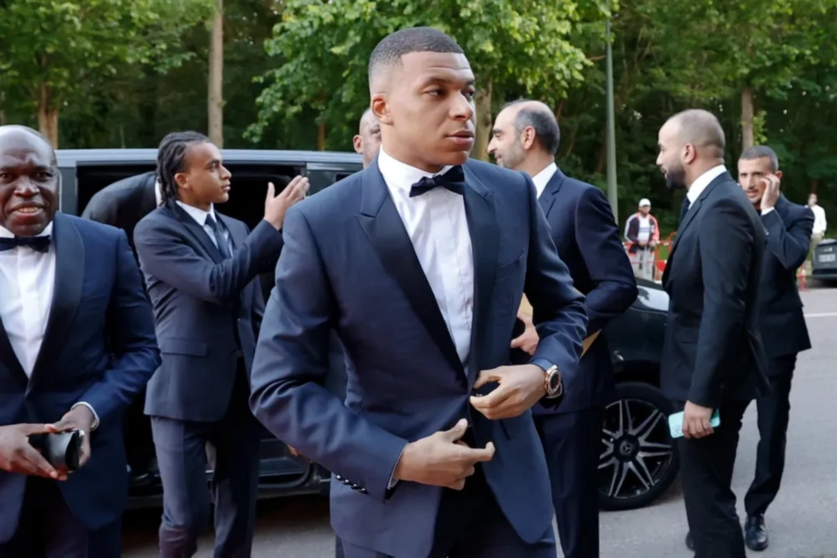 Mbappe Parisin mərkəzində 250 nəfərlik vida məclisi təşkil etdi