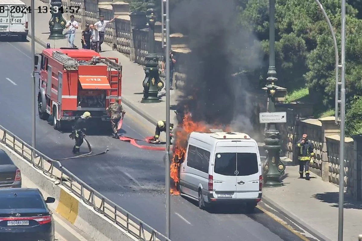 Bakıda hotelin qarşısında mikroavtobus yanıb, yolda sıxlıq yaranıb - FOTO