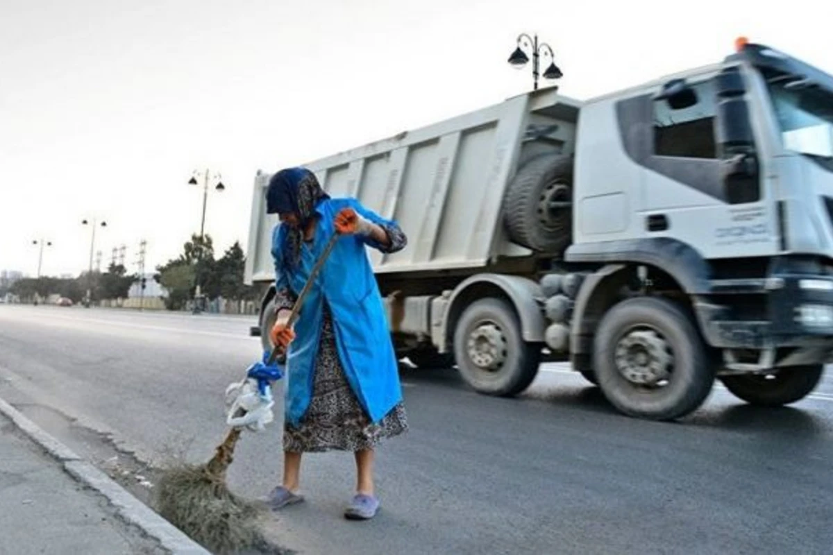 Süpürgəçini maşın vuraraq öldürdü