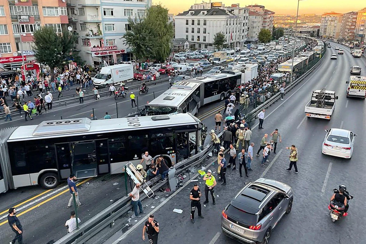 İstanbulda metrobus qəzası, 1 ölü, 38 yaralı - YENİLƏNİB/VİDEO