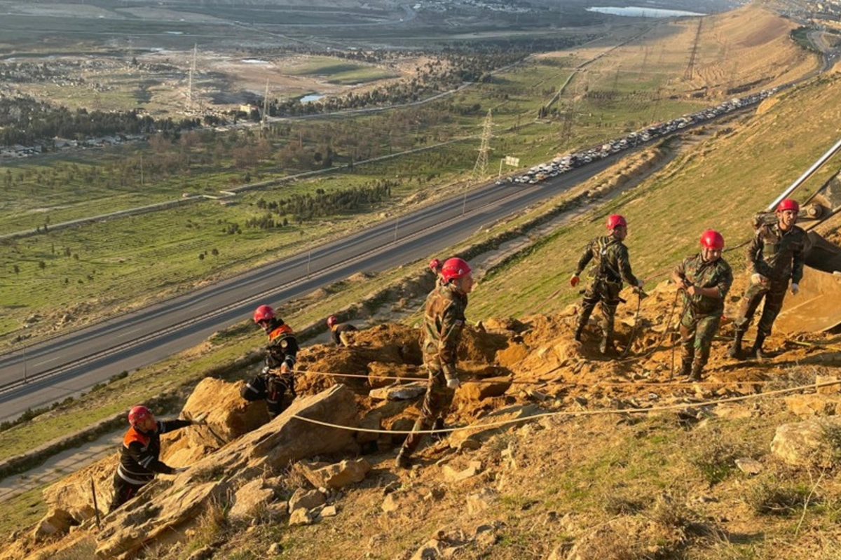 Badamdarda uçqun riski olan qaya parçaları ərazidən götürülüb