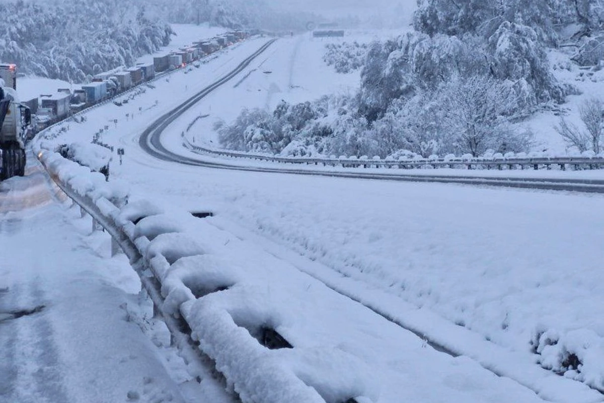 CAR-a 2 metr hündürlüyündə qar yağdı: Maşınlar yolda qaldı