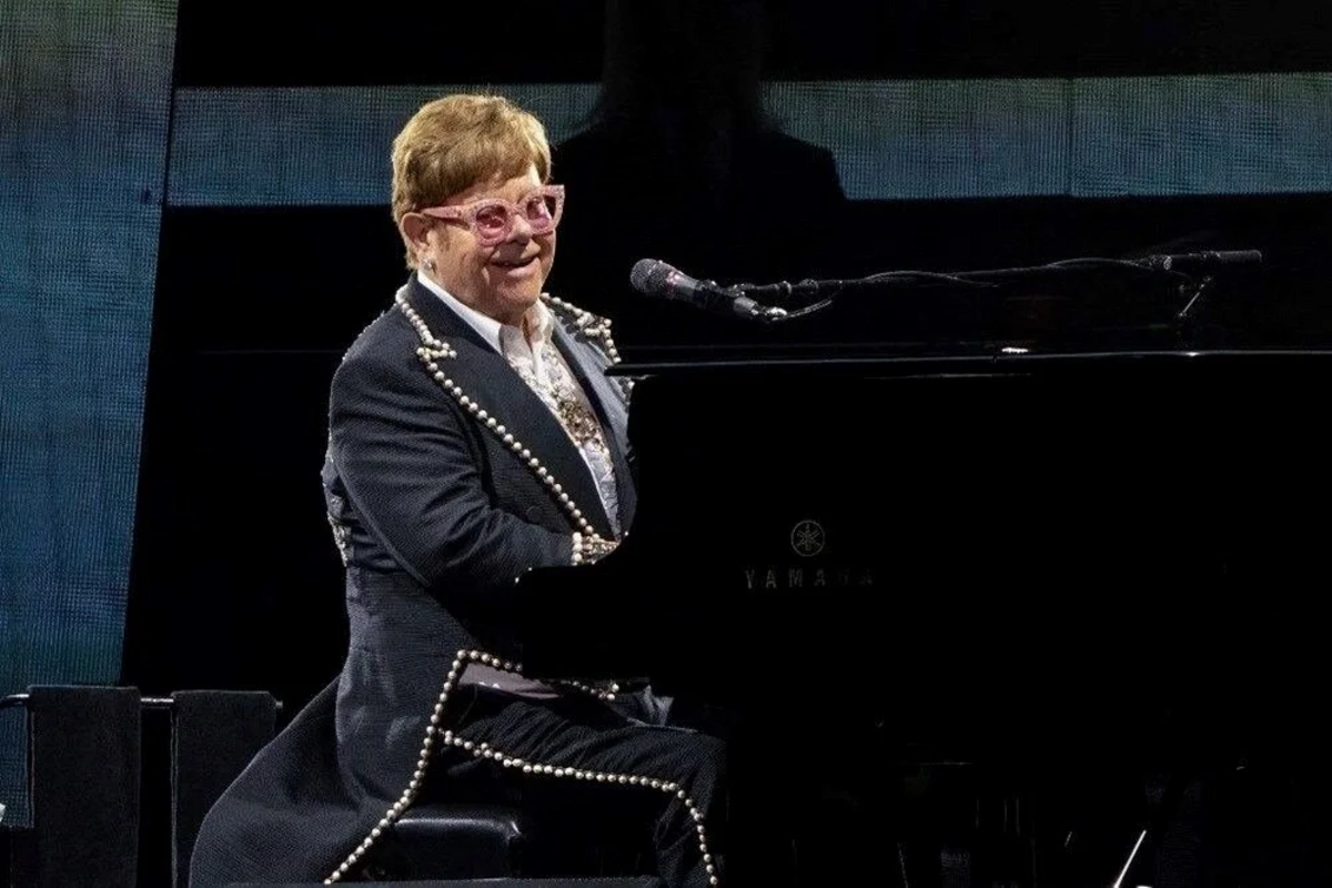 Elton Con görmə qabiliyyətini itirib