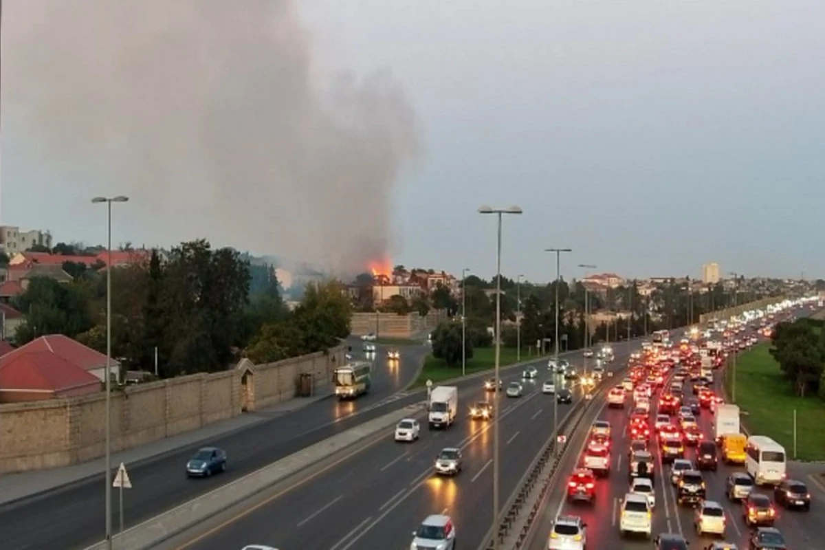 Bakıda yanğına baxan sürücülər tıxac yaradır