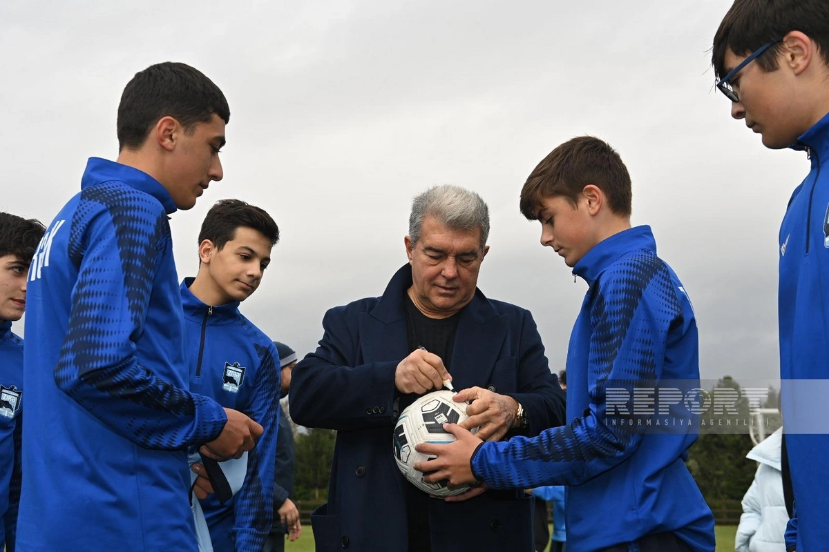 Barselonanın prezidenti Bakıda yeniyetmə futbolçularla görüşüb