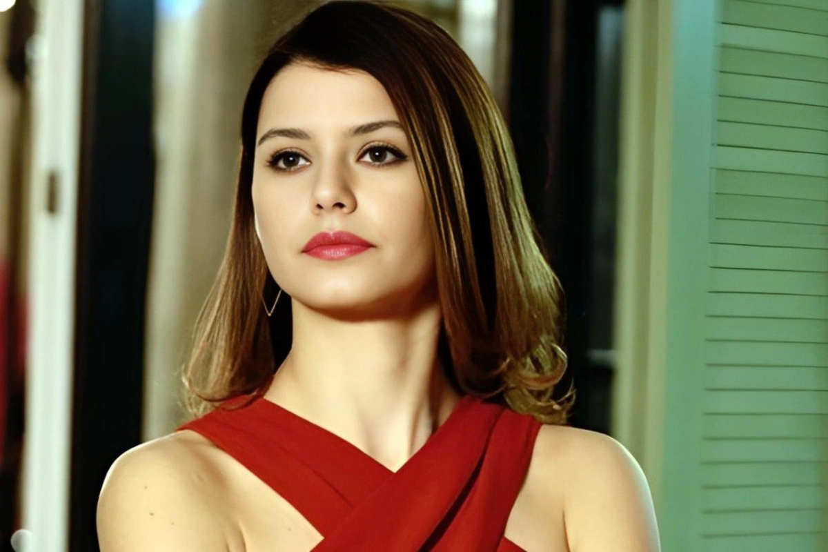 Beren Saat 15 milyon qonorara görə çılpaq səhnələrə çəkilməyə razı oldu