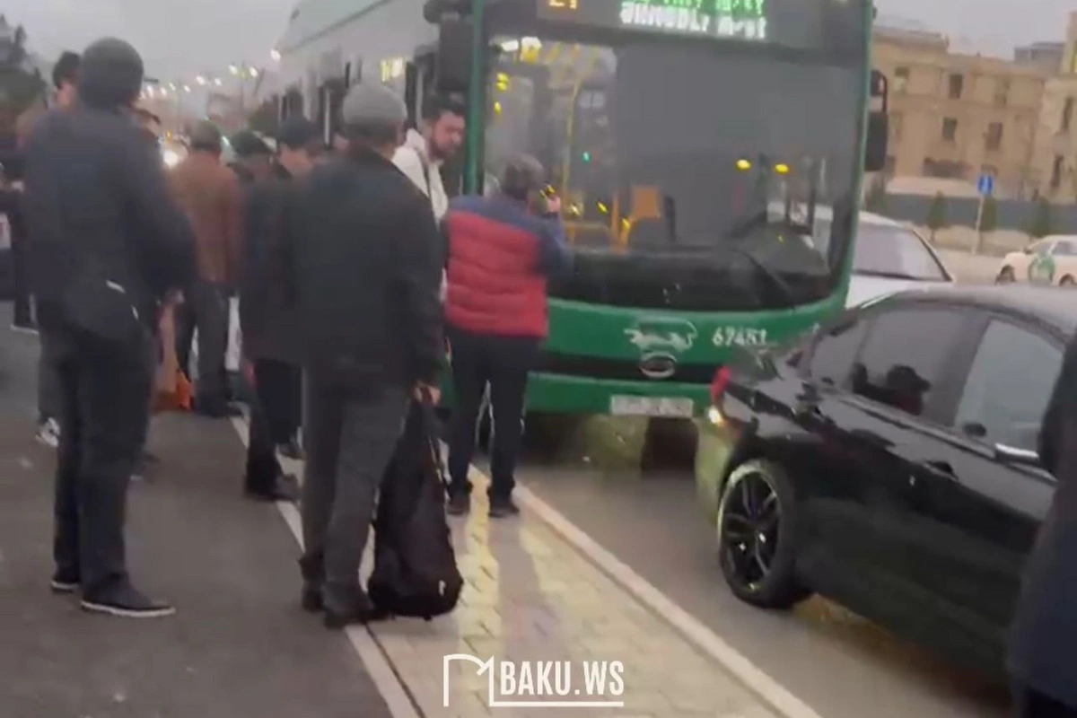 Bakıda avtobusla minik maşını toqquşdu