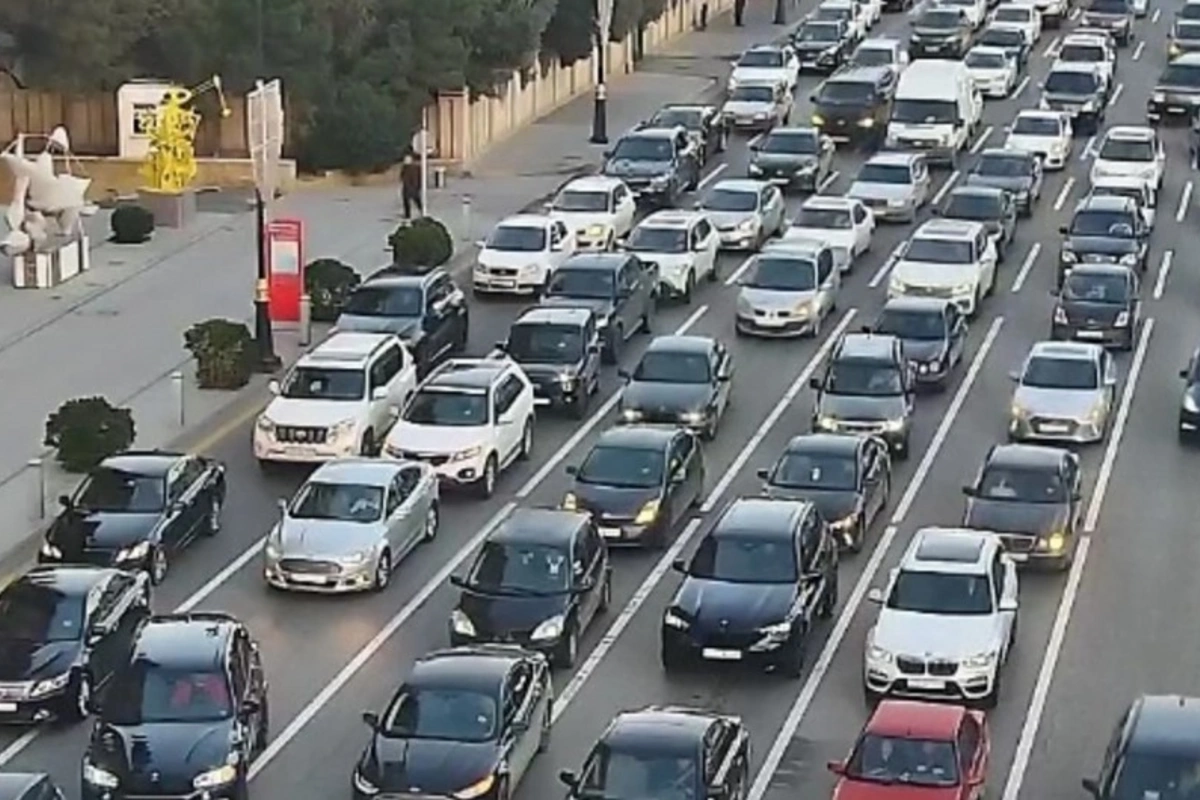 Bakıda tıxac olan yollar açıqlanıb